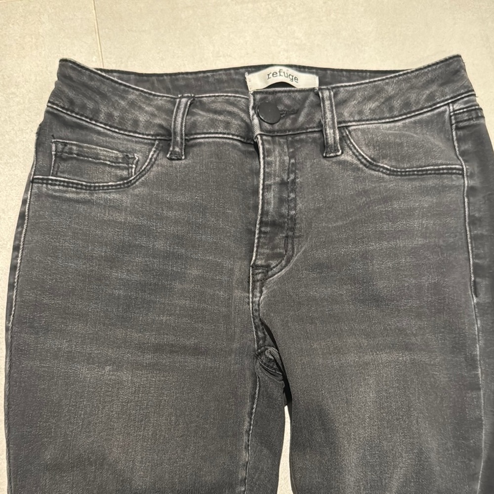 Refuge Women size 2 black jeans with raw hem stretchy fabric skinny fit